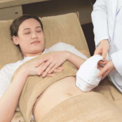 进行 HIFU 溶脂修形疗程 